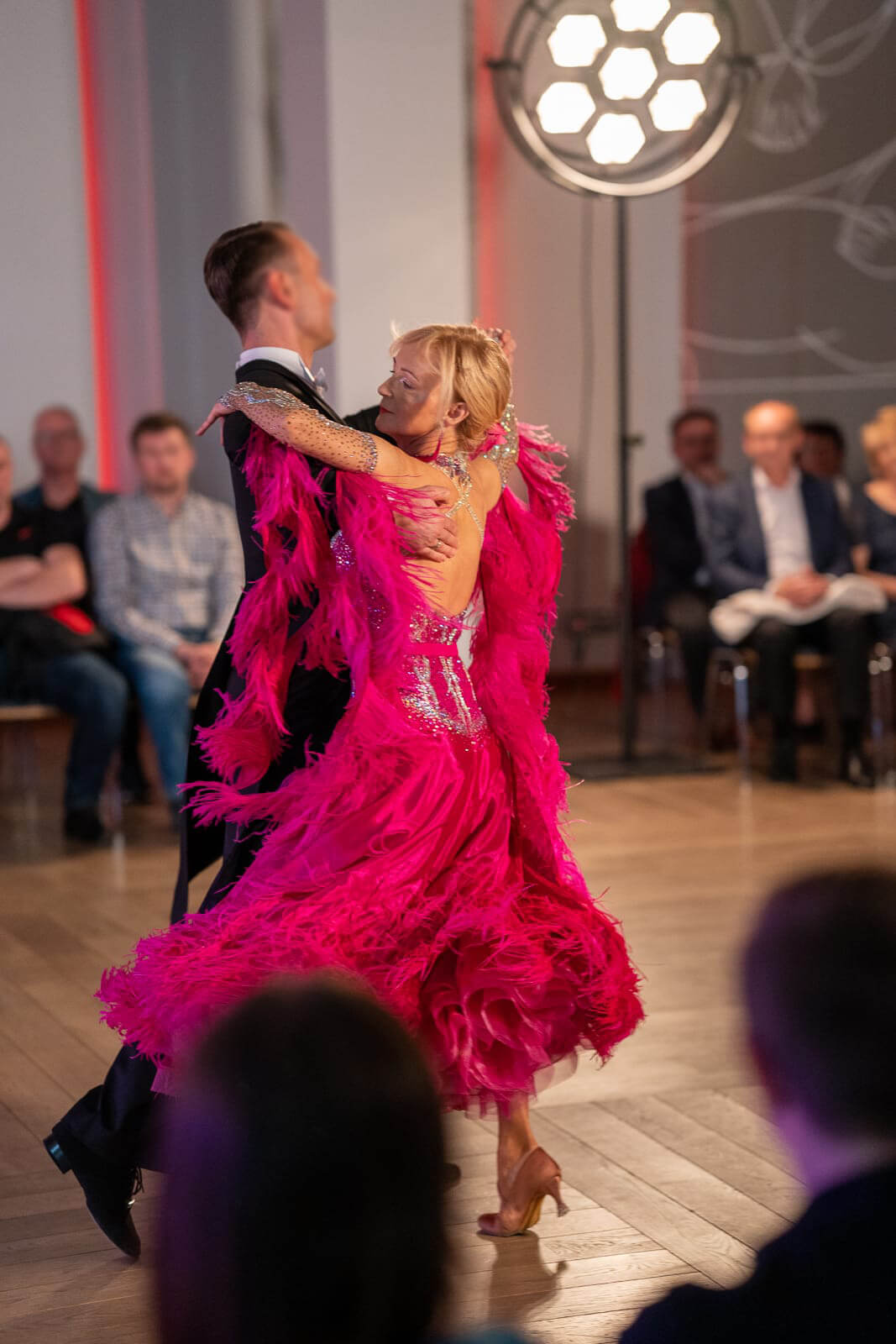 Tańcząca kobieta w różowej sukience